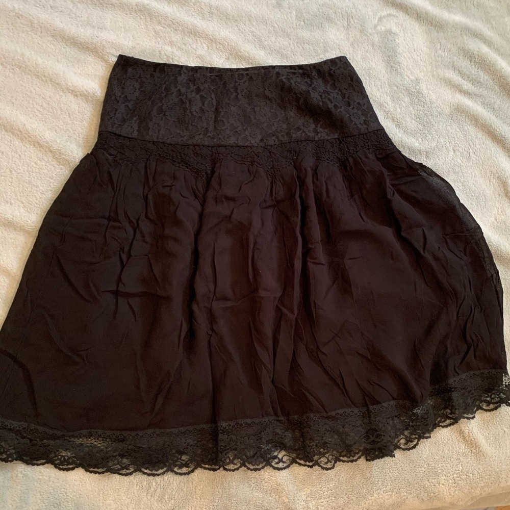 Black lace and embroidered flowy skirt - size 4